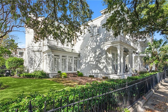 view of front of property with a front yard