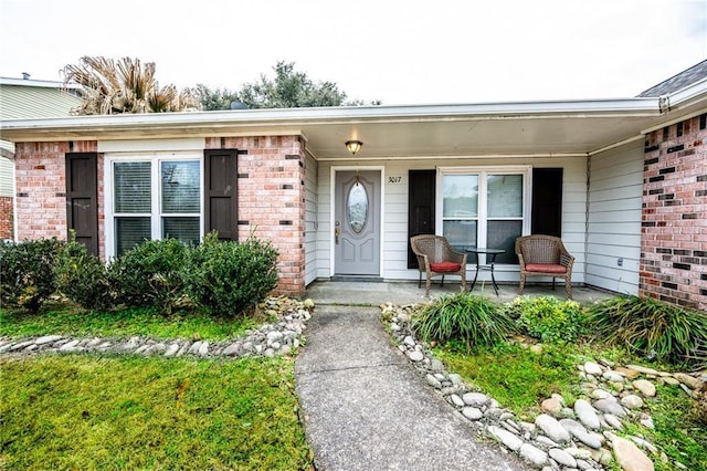 entrance to property featuring covered porch