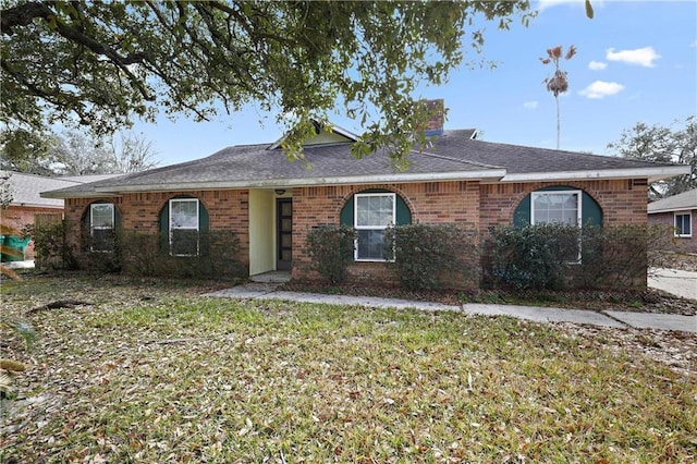 ranch-style house featuring a front yard