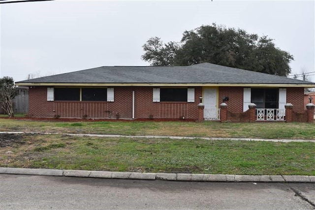 single story home with a front yard