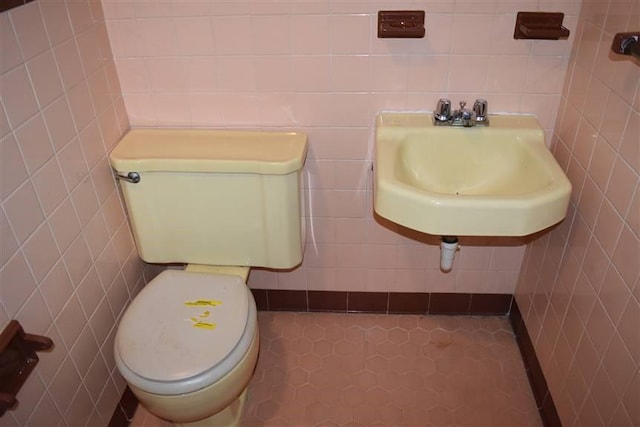 1668 2nd St, Lutcher, LA 70071 - bathroom with tile walls, sink, and toilet