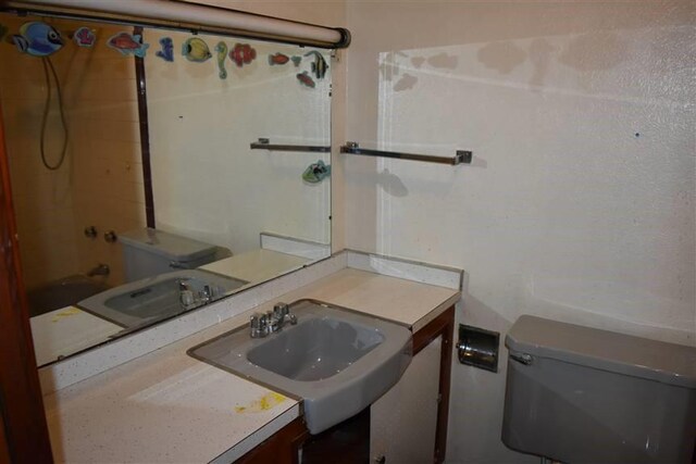 1668 2nd St, Lutcher, LA 70071 - bathroom with vanity and toilet