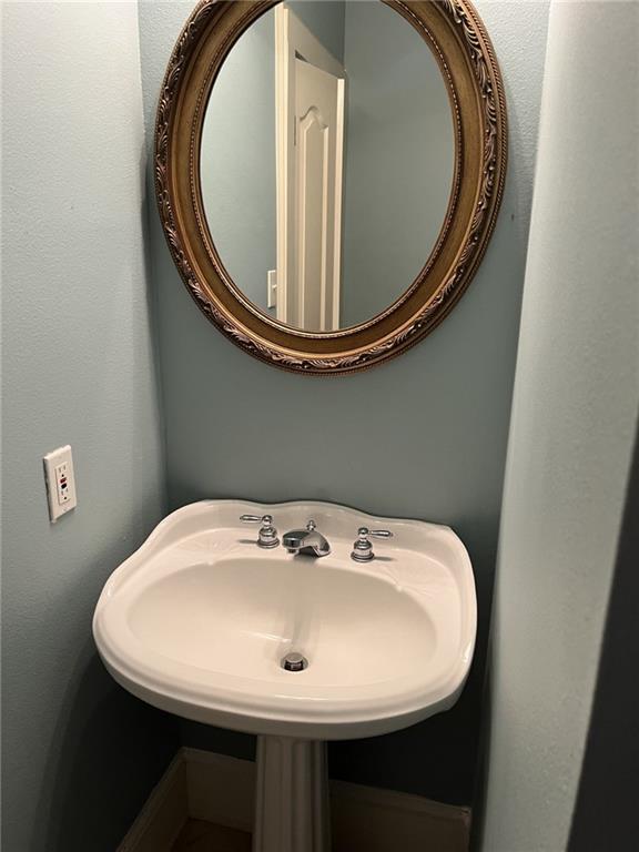 bathroom featuring sink