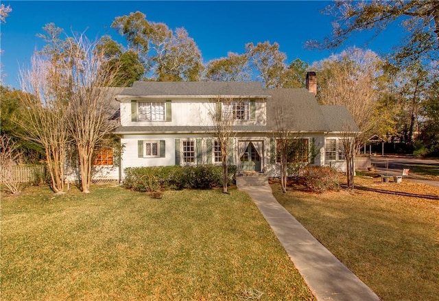 view of front of property featuring a front yard