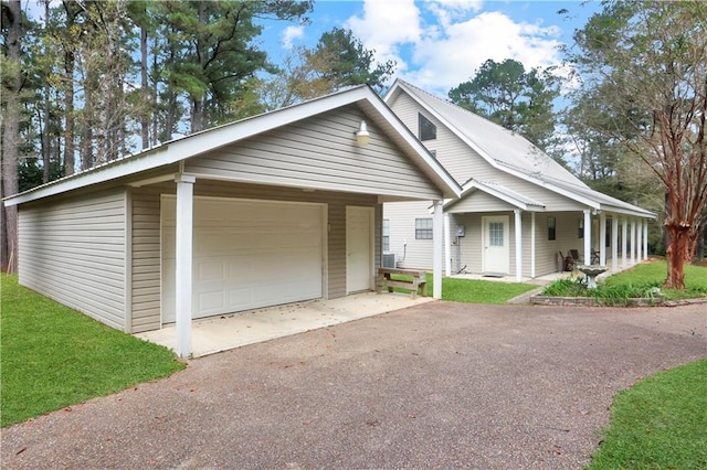 view of front of property featuring a garage and a front yard