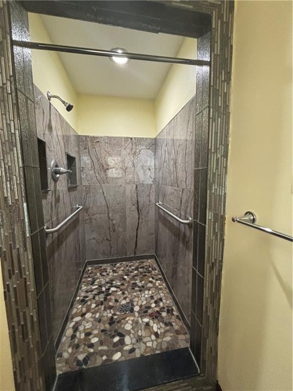 bathroom featuring a tile shower