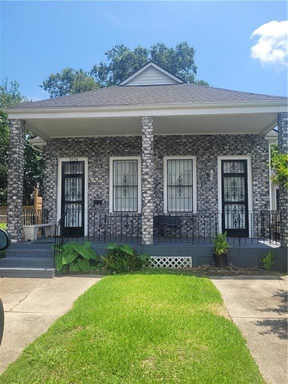 view of front of home featuring a porch and a front yard