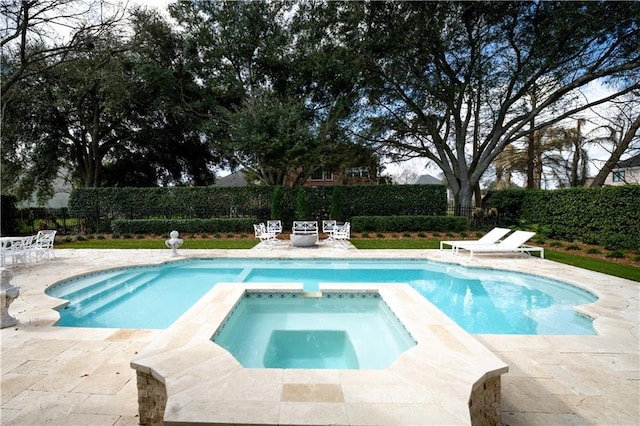 view of pool with an in ground hot tub and a patio area