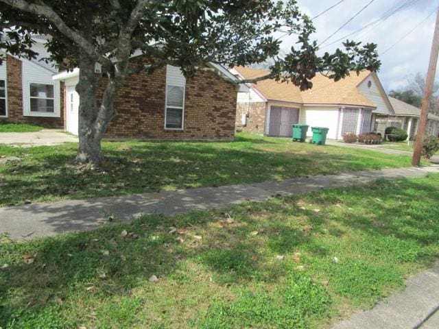 view of front facade featuring a garage and a front yard