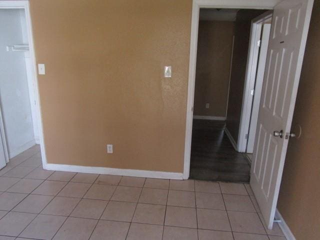 spare room featuring light tile patterned flooring