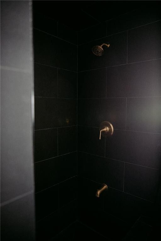 bathroom featuring tiled shower