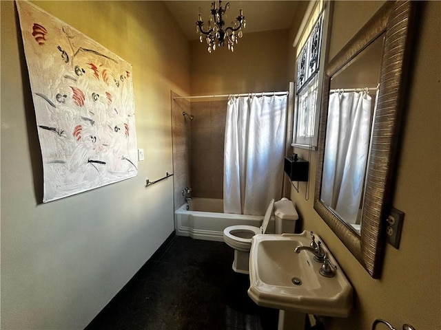 full bath featuring shower / bath combination with curtain, a notable chandelier, a sink, and toilet