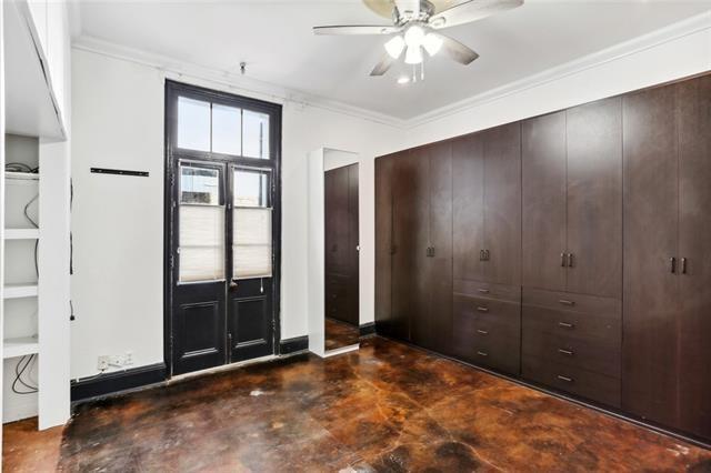 entryway with ceiling fan and ornamental molding