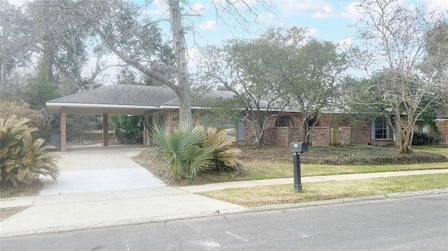 view of front of home featuring a carport and a front yard