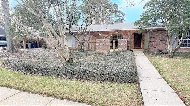 single story home with a front yard