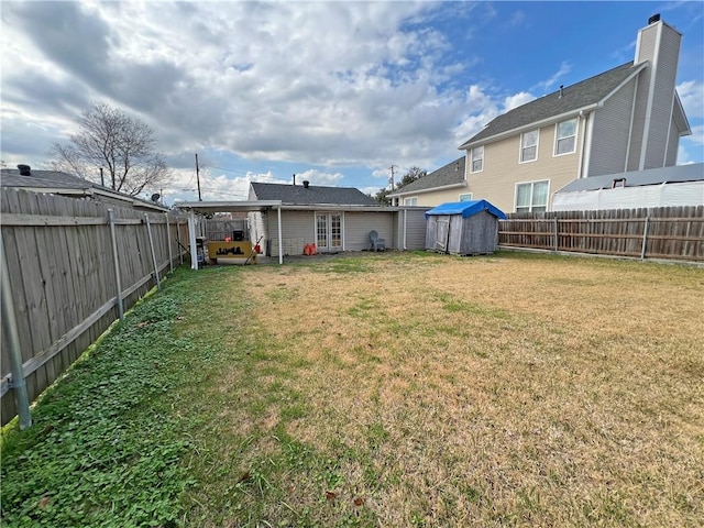 view of yard featuring a shed