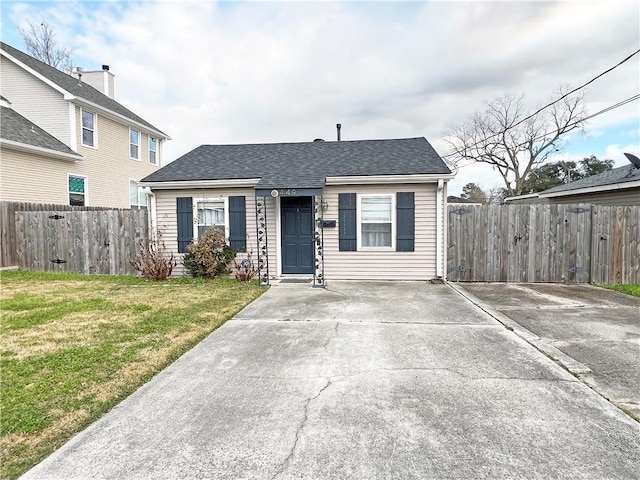 view of front of property featuring a front yard