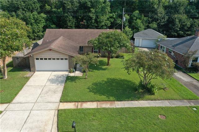 view of front of property featuring a garage and a front lawn