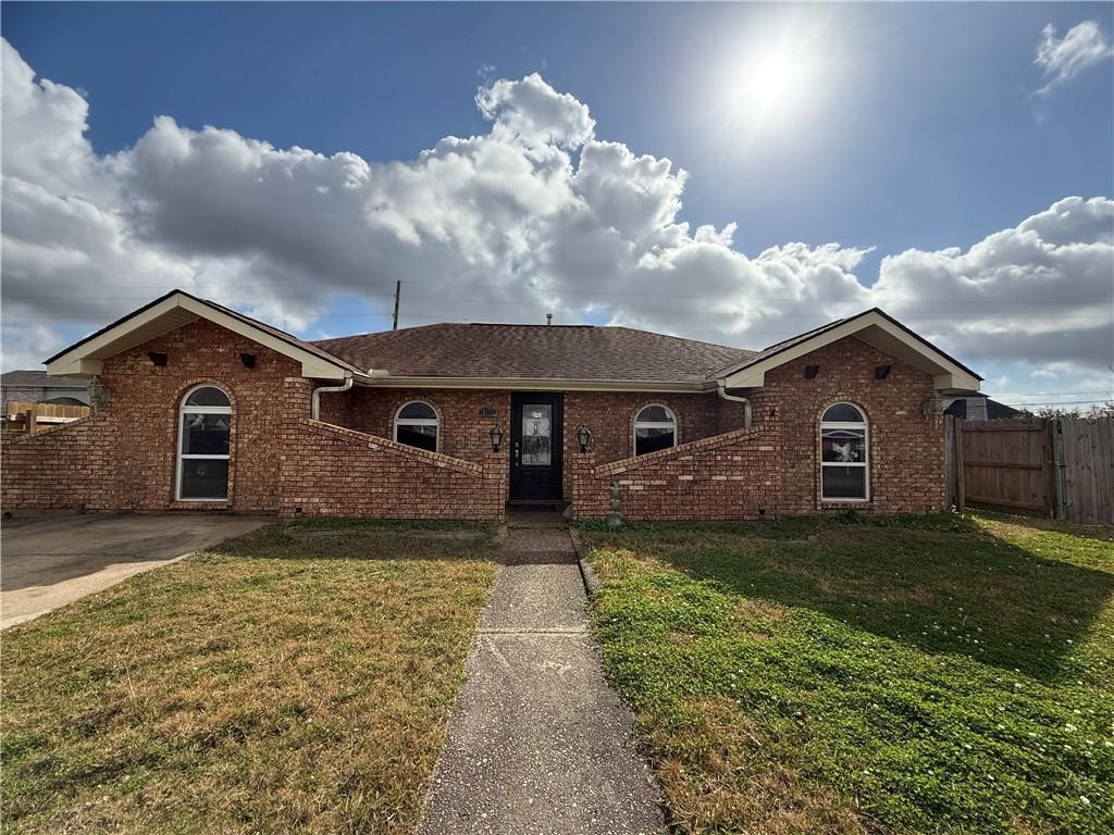 ranch-style home featuring a front yard