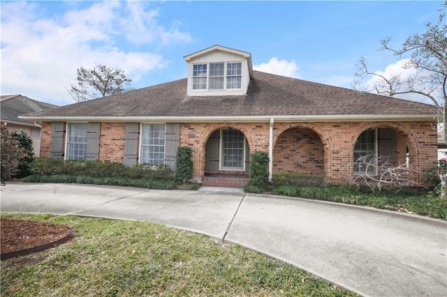 view of front of property with a front yard