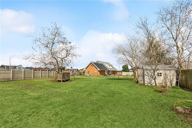 view of yard featuring a storage shed