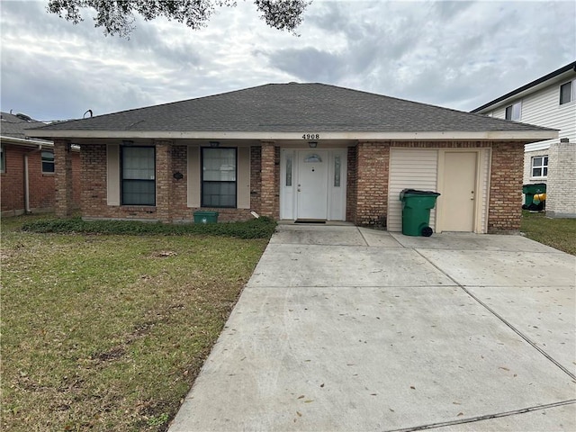 ranch-style home with a front yard