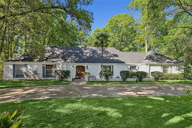 ranch-style house featuring a front lawn