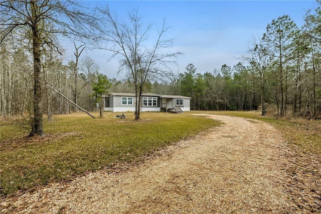 manufactured / mobile home featuring a front yard