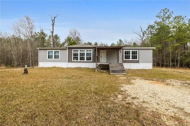 manufactured / mobile home featuring a front lawn