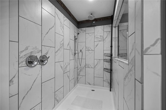 bathroom featuring a tile shower