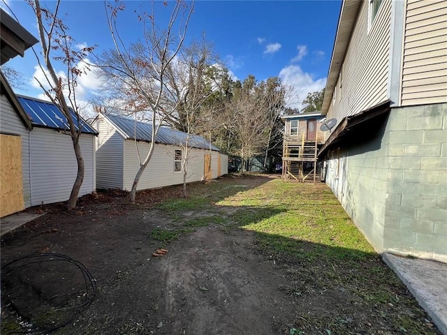 view of yard with an outbuilding