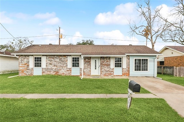 single story home featuring a front lawn