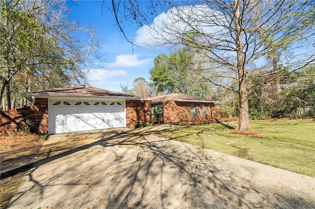 view of front facade featuring a garage and a front lawn