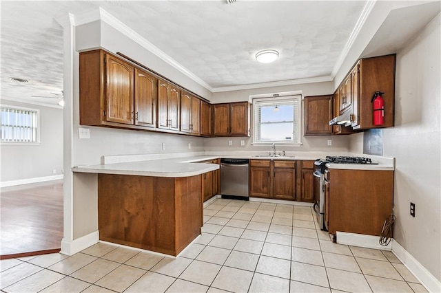 kitchen featuring sink, crown molding, stainless steel appliances, and kitchen peninsula