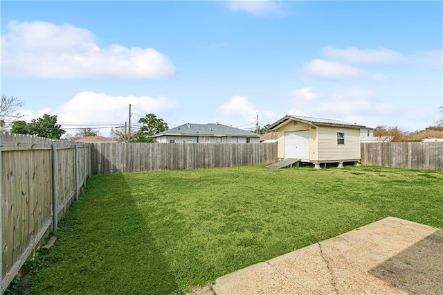 view of yard featuring a storage unit