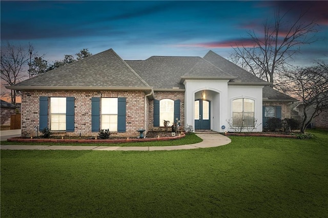 view of front of house featuring a lawn