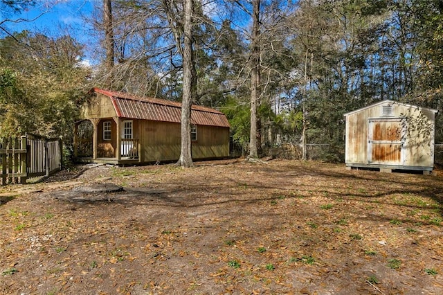 view of yard featuring a shed