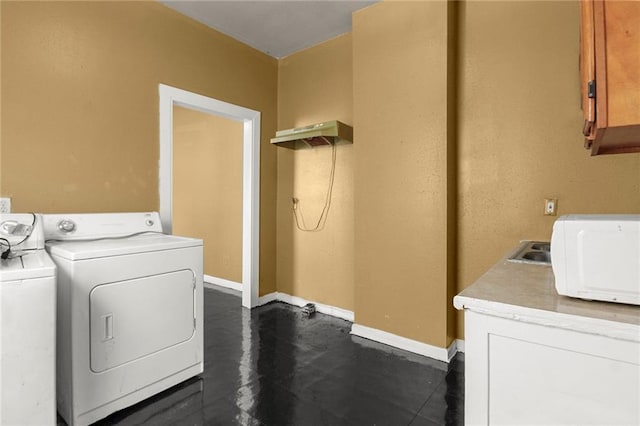 laundry room with cabinets and independent washer and dryer