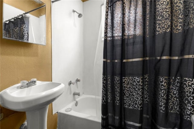 bathroom with shower / bath combo