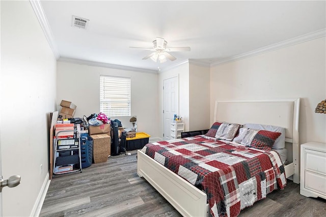 bedroom with crown molding, dark hardwood / wood-style floors, and ceiling fan