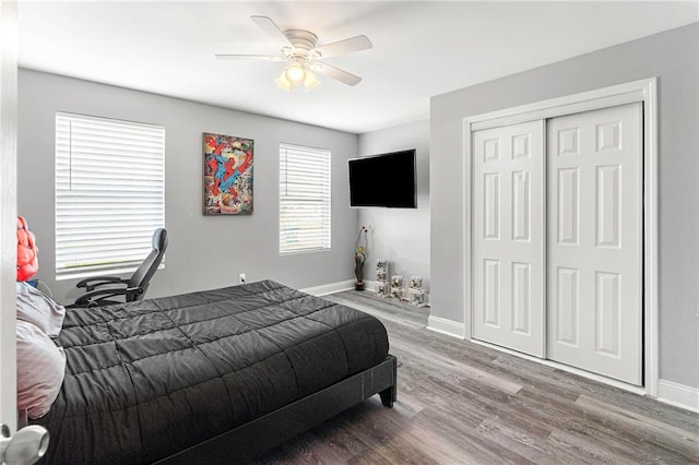 bedroom with hardwood / wood-style flooring, a closet, and ceiling fan