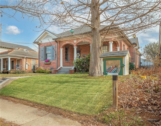 view of front of property featuring a shed and a front yard