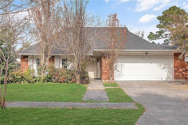 view of front facade featuring a garage and a front lawn