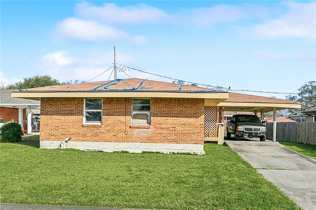 view of front facade featuring a carport and a front lawn