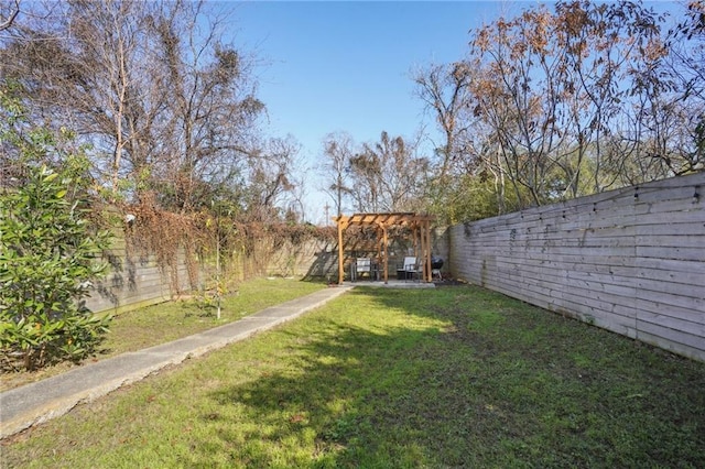 view of yard featuring a pergola