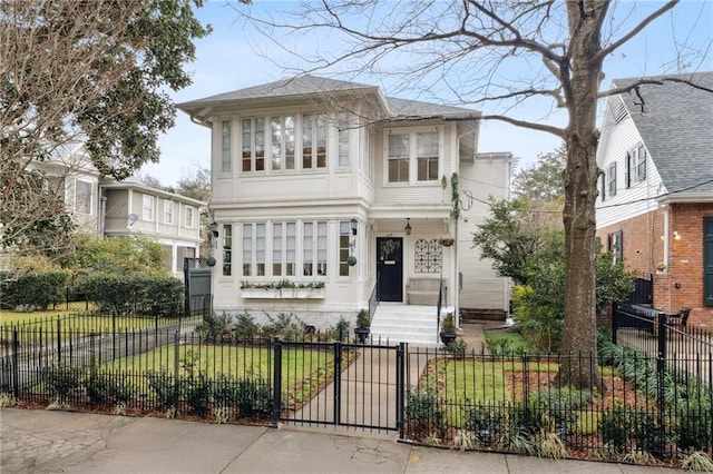 view of front of property featuring a front lawn