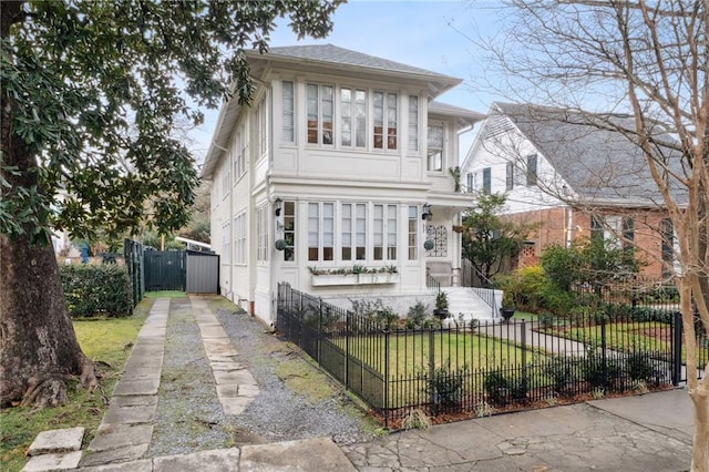 view of front of property featuring a front yard