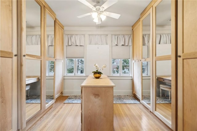 sunroom with ceiling fan