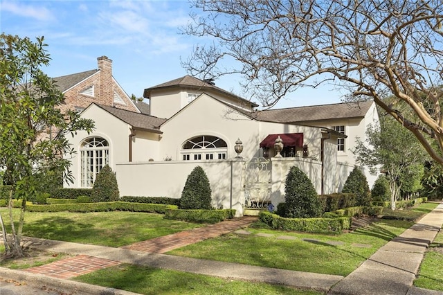 view of front of home featuring a front lawn