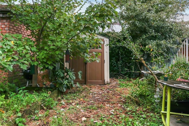 view of yard featuring a storage unit